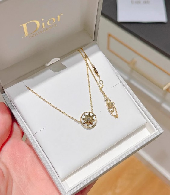 디올 목걸이