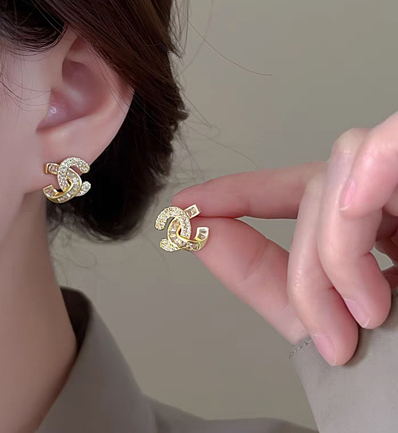 14k 샤넬 로고 귀걸이