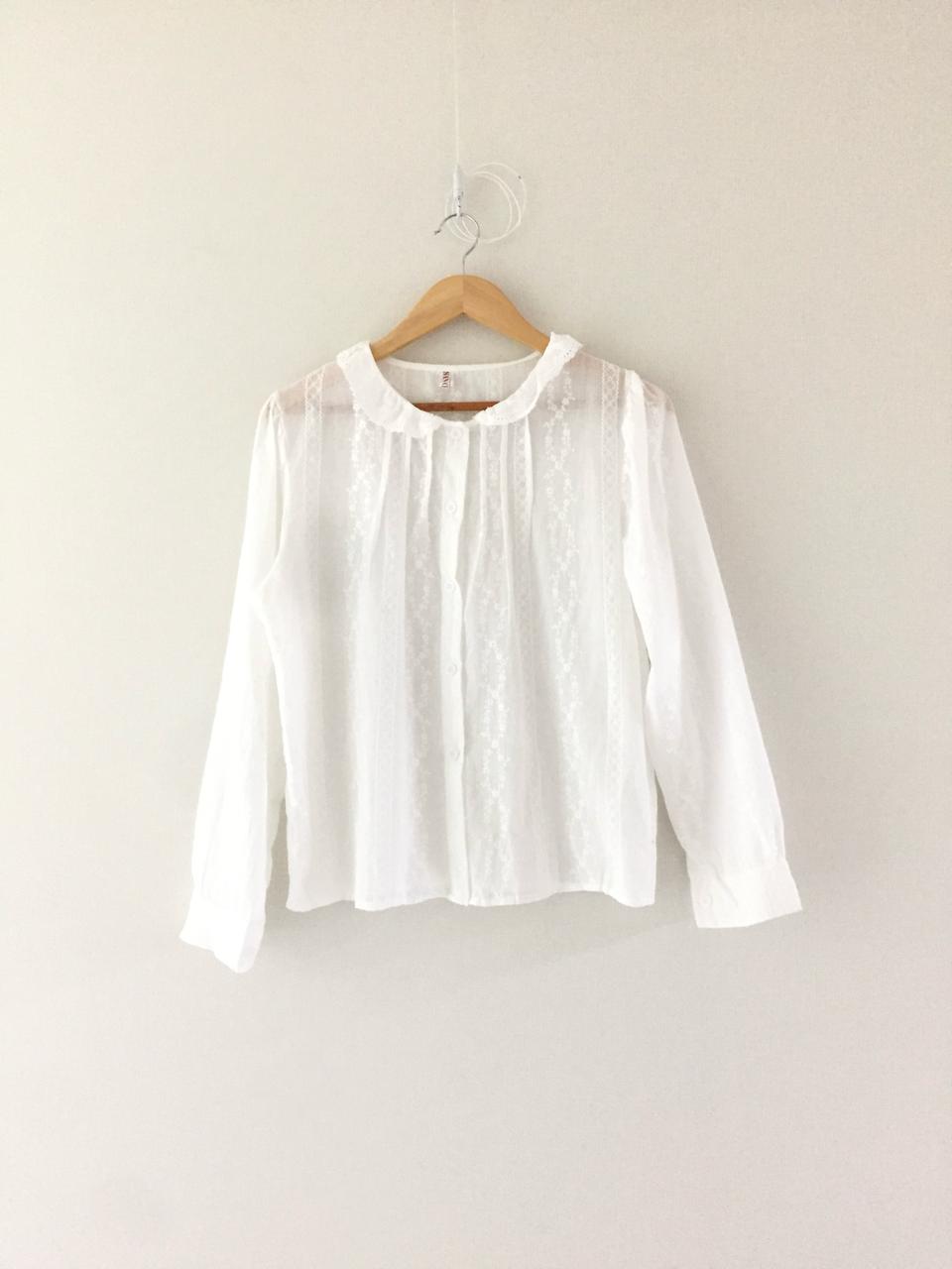 (새) 화이트 아일렛 카라 꽃자수 면 블라우스