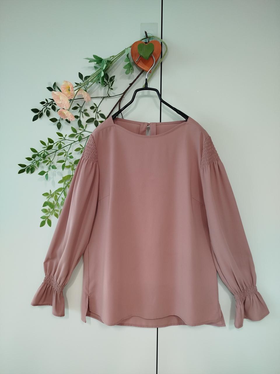 55 인디핑크 폴리원단 어깨와 소매 밴딩 디테일 예쁜 블라우스