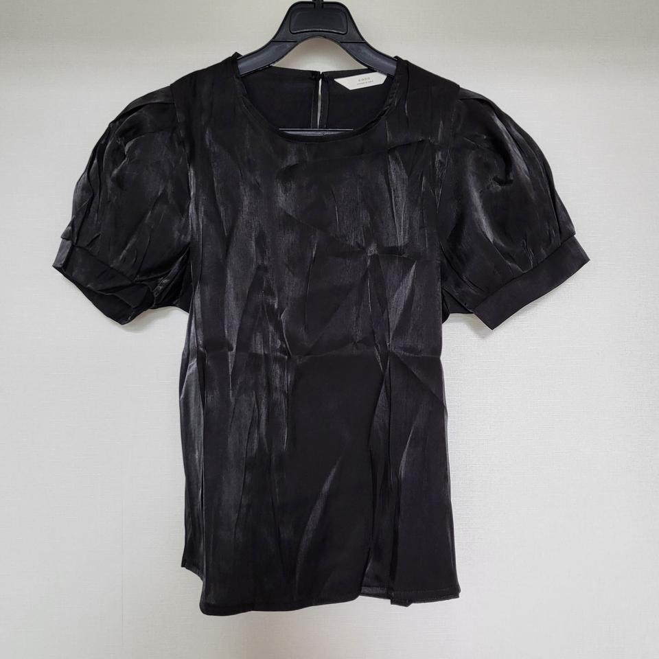 블랙 새틴 퍼프 반팔 블라우스