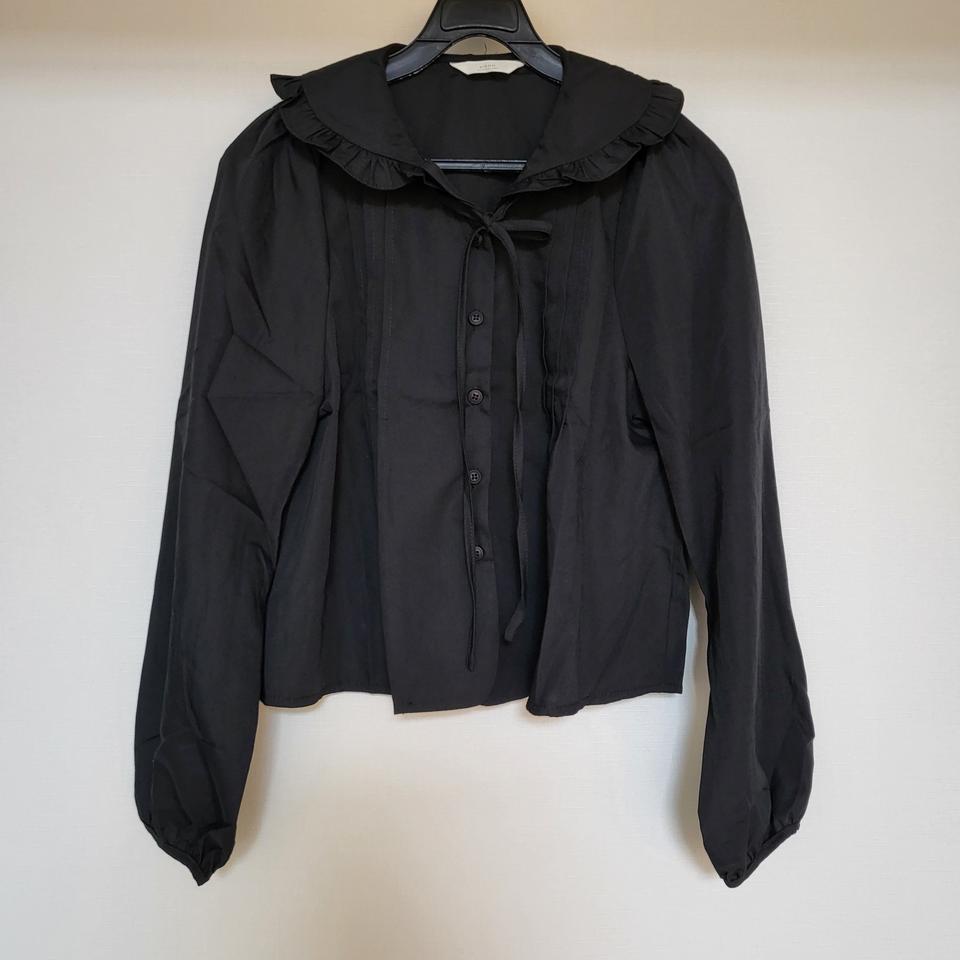 블랙 프릴카라 리본 블라우스