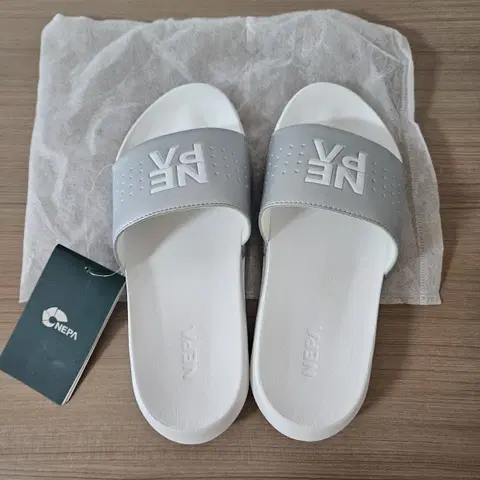 [새상품] 네파 슬리퍼 실버/화이트 250(정가2.9)