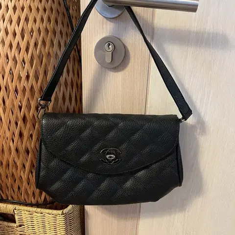 미니 퀼팅 플랩 숄더백 블랙