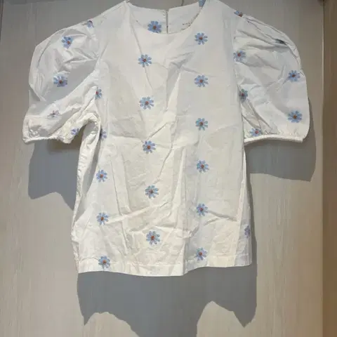 프리싸이즈) 6-7만원에 산 택만띤 새상품 데이지 자수 퍼프 반팔 블라우