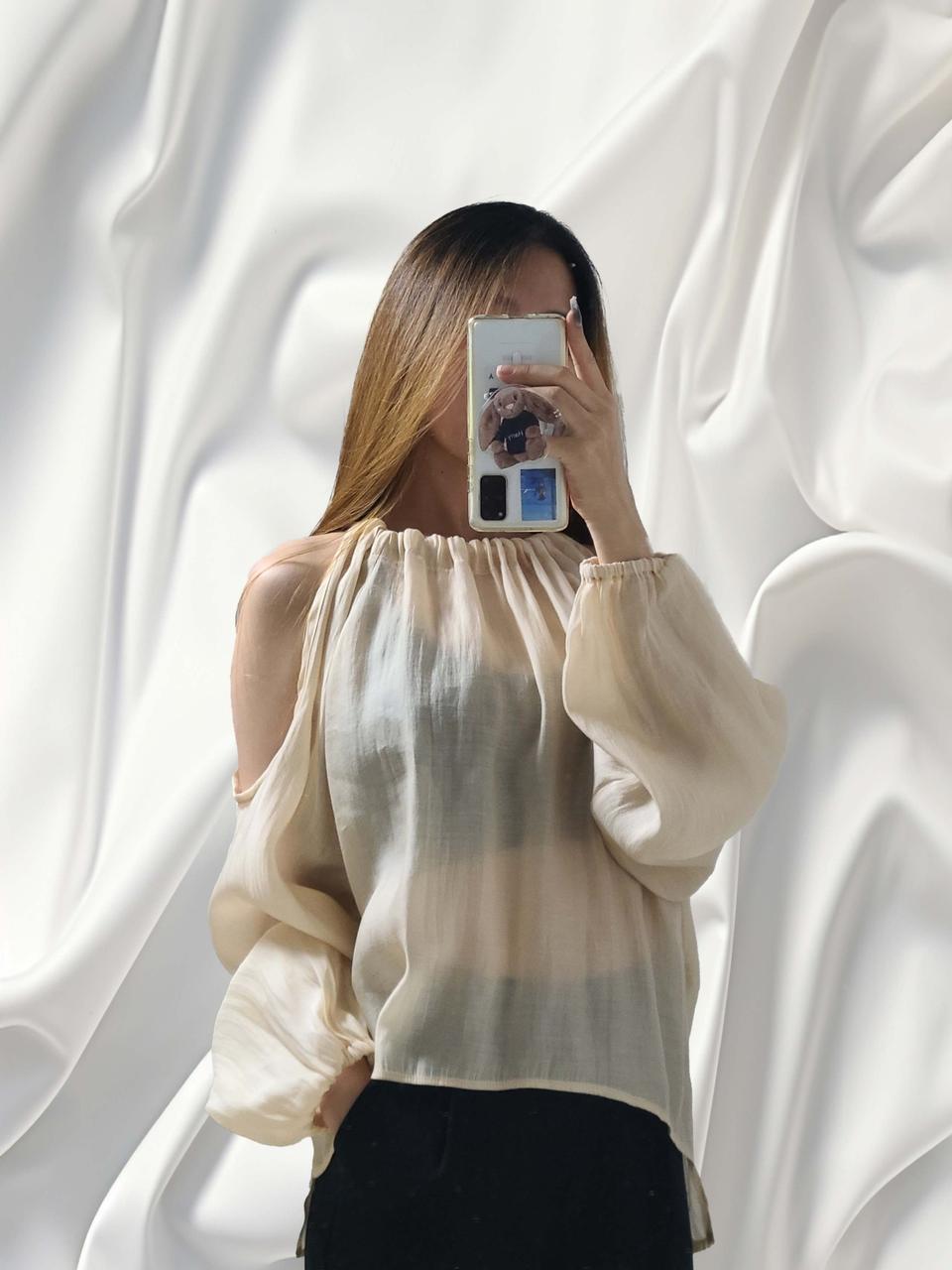 시스루 홀로그램 오프숄더 블라우스