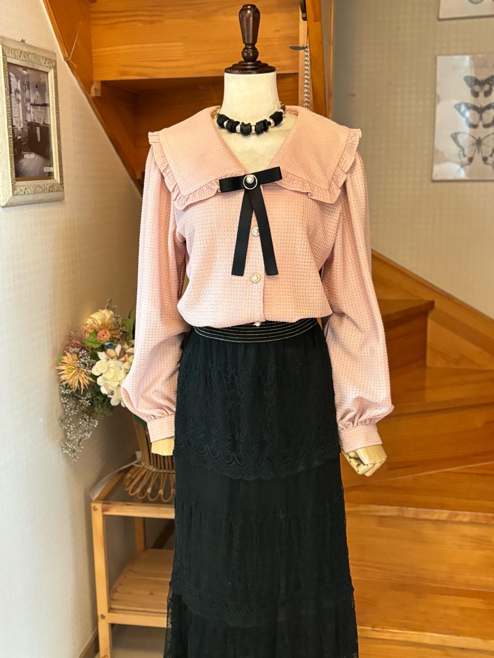 핑크 블라우스 + 블랙 레이스 롱 스커트