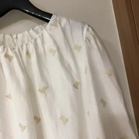 라운드 자수 실크 벌룬 블라우스 셔츠 출근룩 타임마인랑방스타일