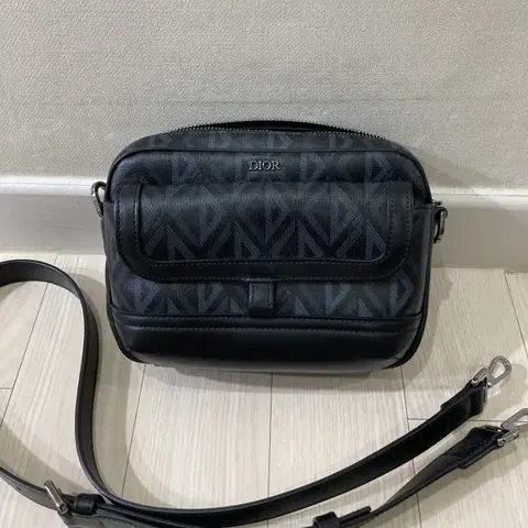 디올 다이아몬드 힛더로드 크로스백