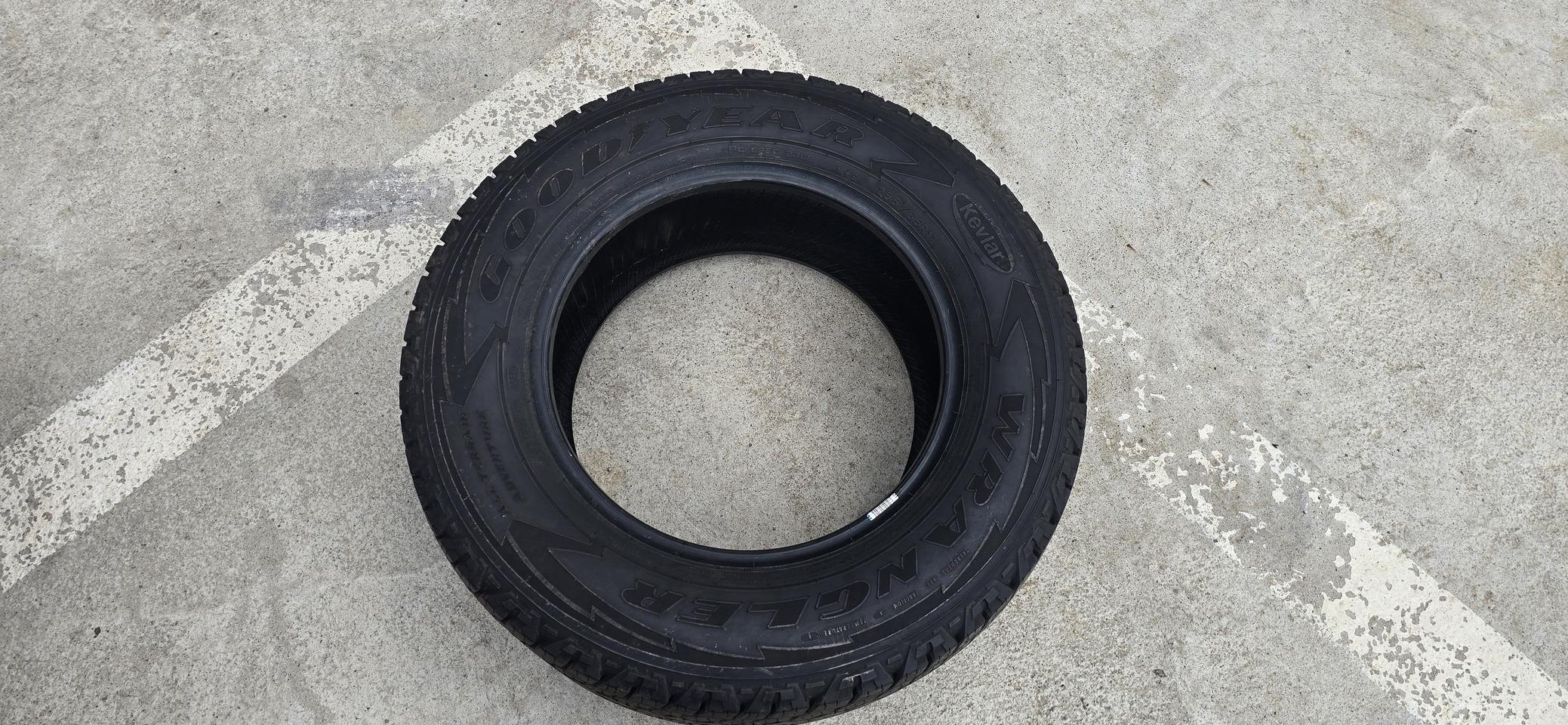 콜로라도 순정타이어 255 65 17 1개 팝니다.