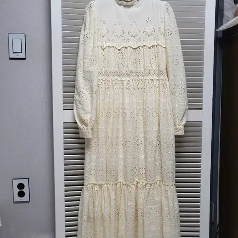 By Flow 펀칭아일렛 롱 원피스