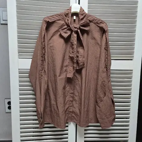 LOG 리본넥 블라우스