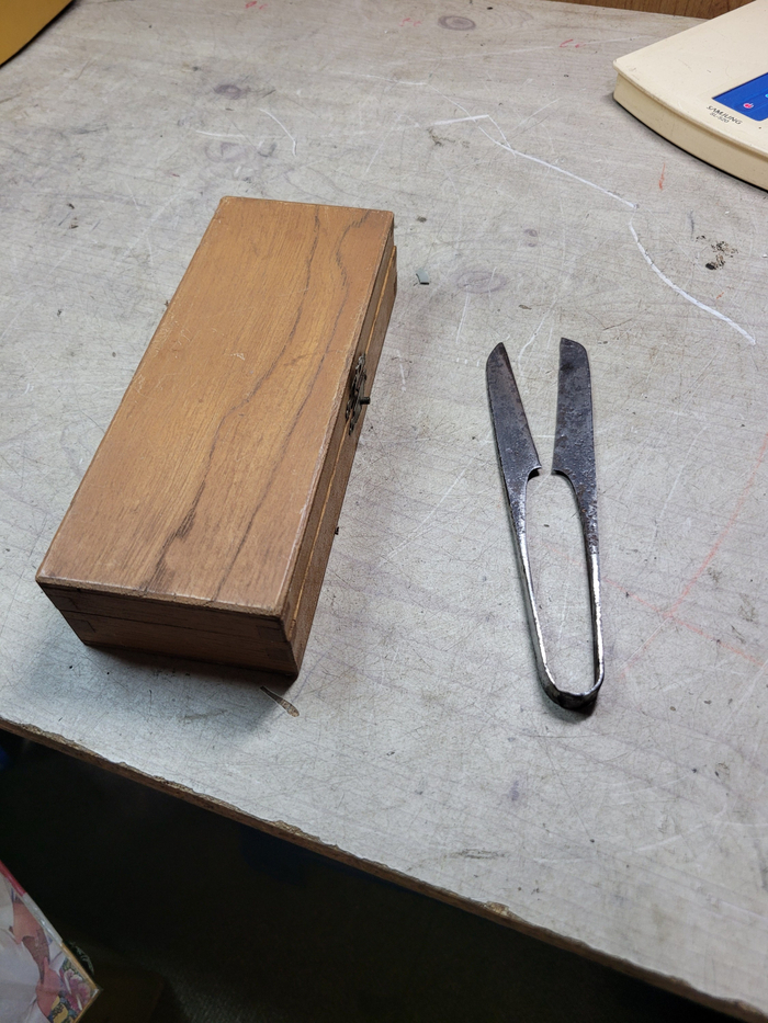 날을 세워야 하는 일제 쪽가위와 해부도구 일부