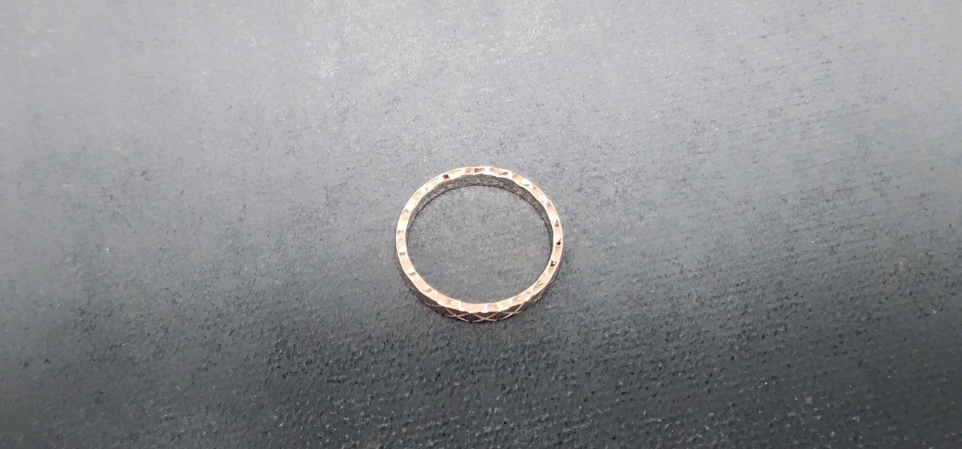 18k 화이트골드 색상 엠보싱 퀄팅 반지 cnc 제품