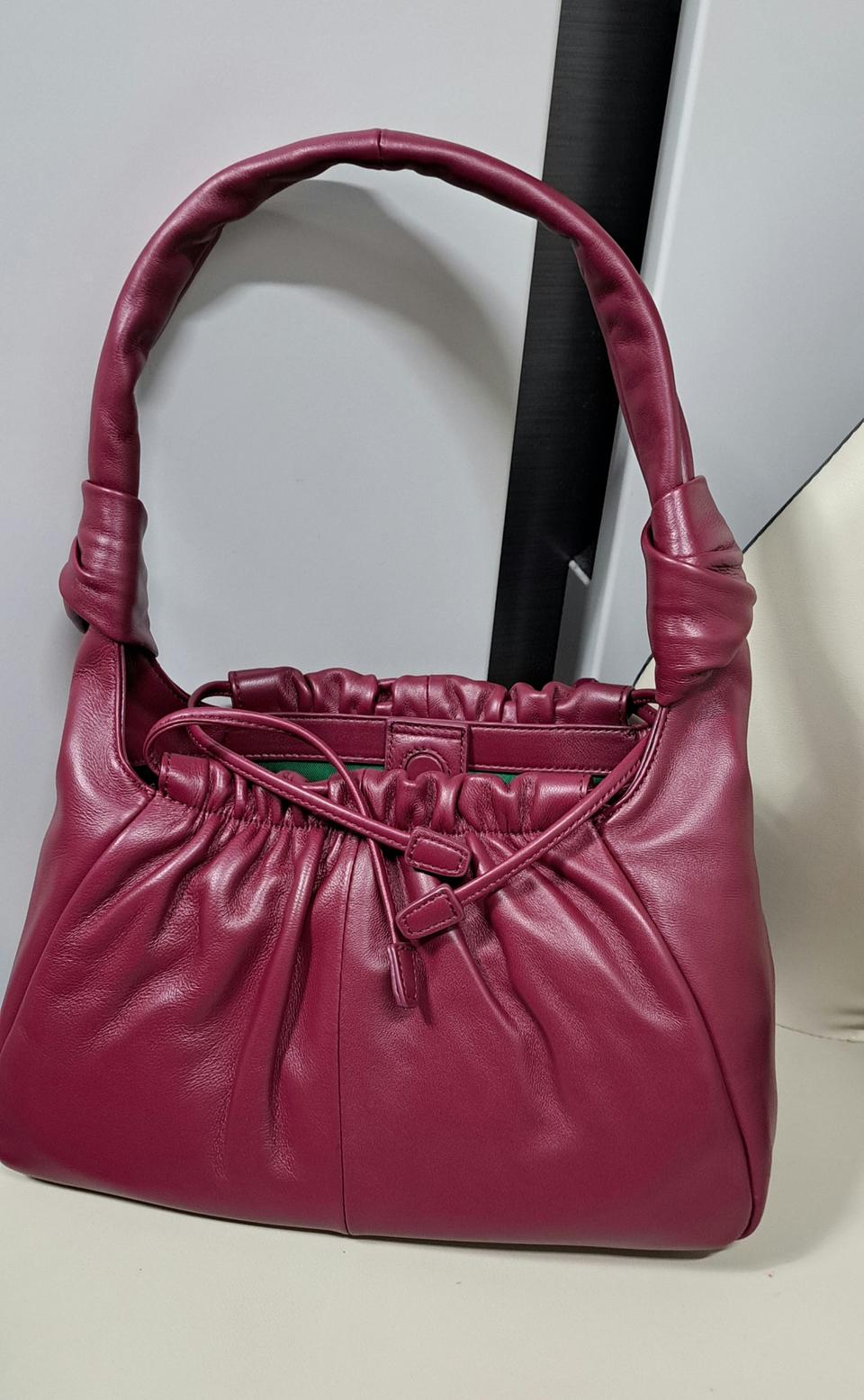 "베라왕" 가죽 덤플링백 - 버건디