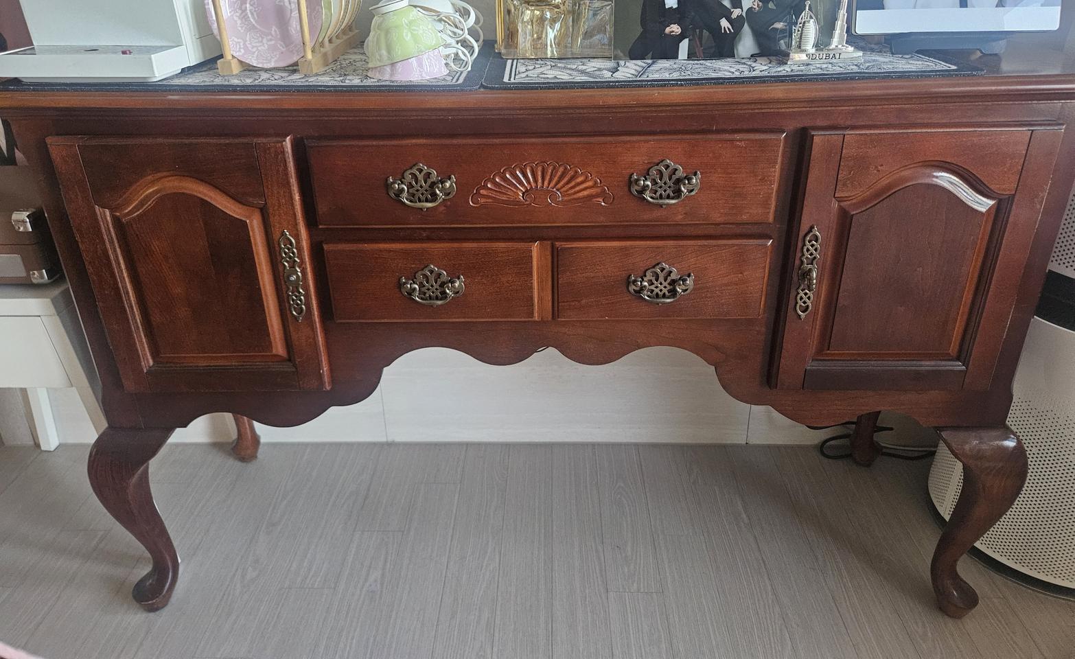 앤틱 콘솔 나무 수납장입니다.