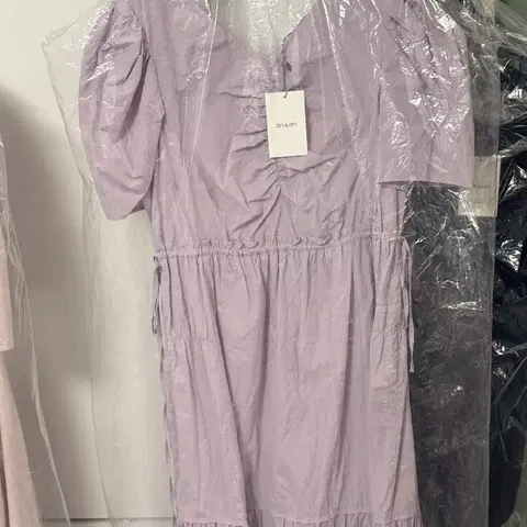 택새상품_40만원] 온앤온 단종 브이넥 스모킹 롱원피스라벤더