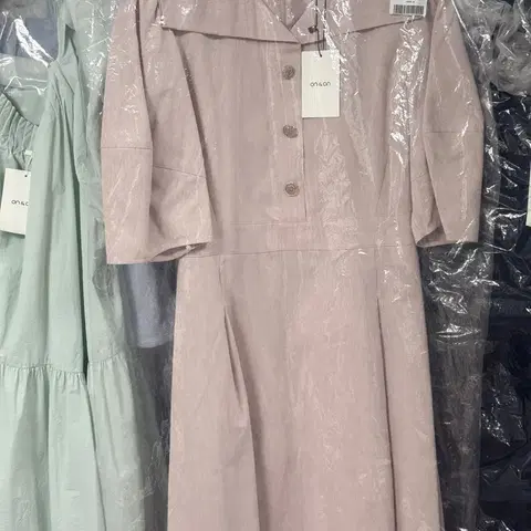 택새상품_35만원] 온앤온 단종 세일러빅카라 원피스 하객룩 핑크오피스룩