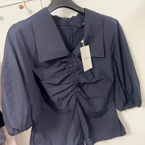 택새상품_18만원] 온앤온 단종 반팔 블라우스55 오피스룩하객룩