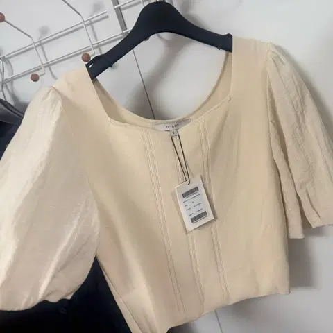 택새상품_26만원] 온앤온 단종 하트넥 스퀘어넥 반팔 니트 하객룩