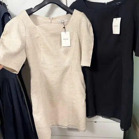 택새상품_30만원] 온앤온 단종스퀘어넥 볼륨소매 미니원피스 하객룩