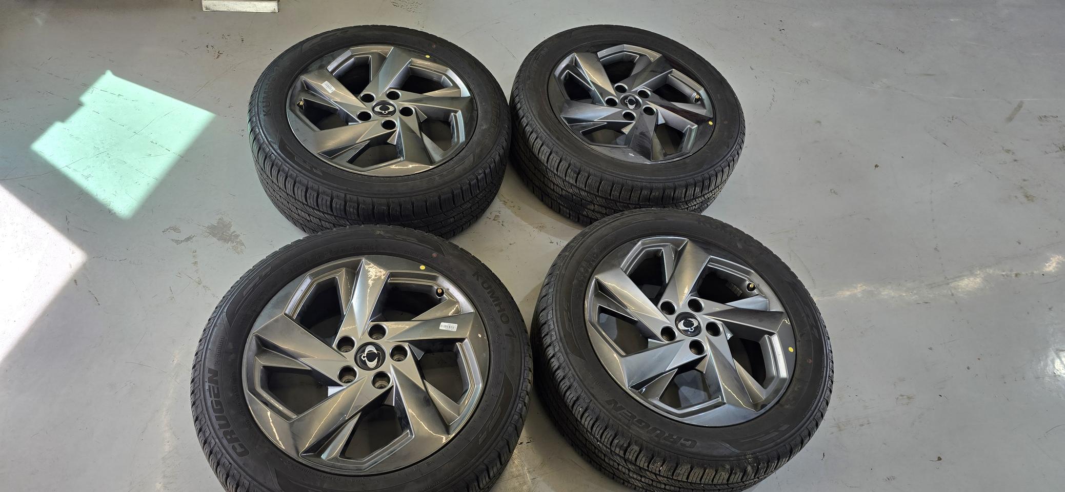 렉스턴스포츠 순정20인치 휠타이어 4개 팝니다.