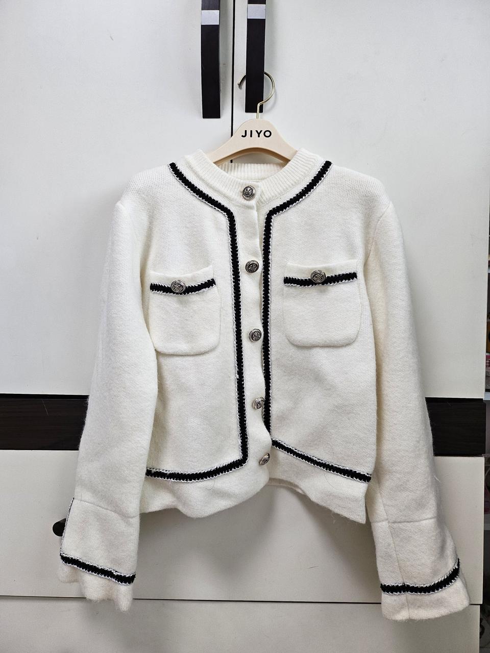 화이트 배색 은장 니트 가디건