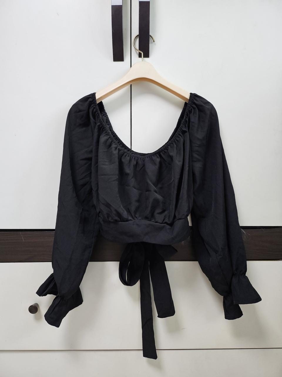 블랙 뒷트임 리본 오프숄더 블라우스