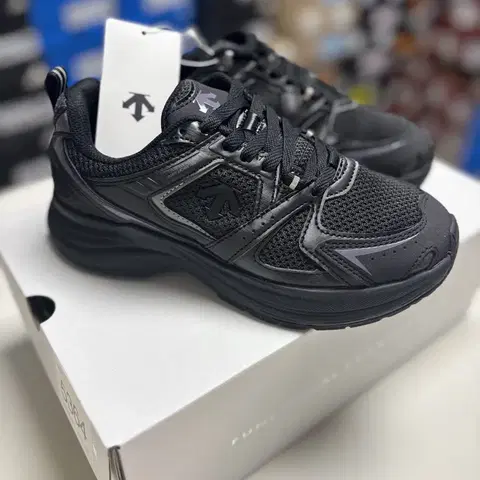 230 데상트 몬스터 운동화 러닝화 올블랙 SO323LCR71