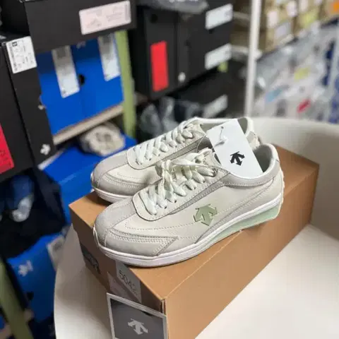 240 데상트 스니커즈 베이지 그린 크론레이서 SO323LCR78