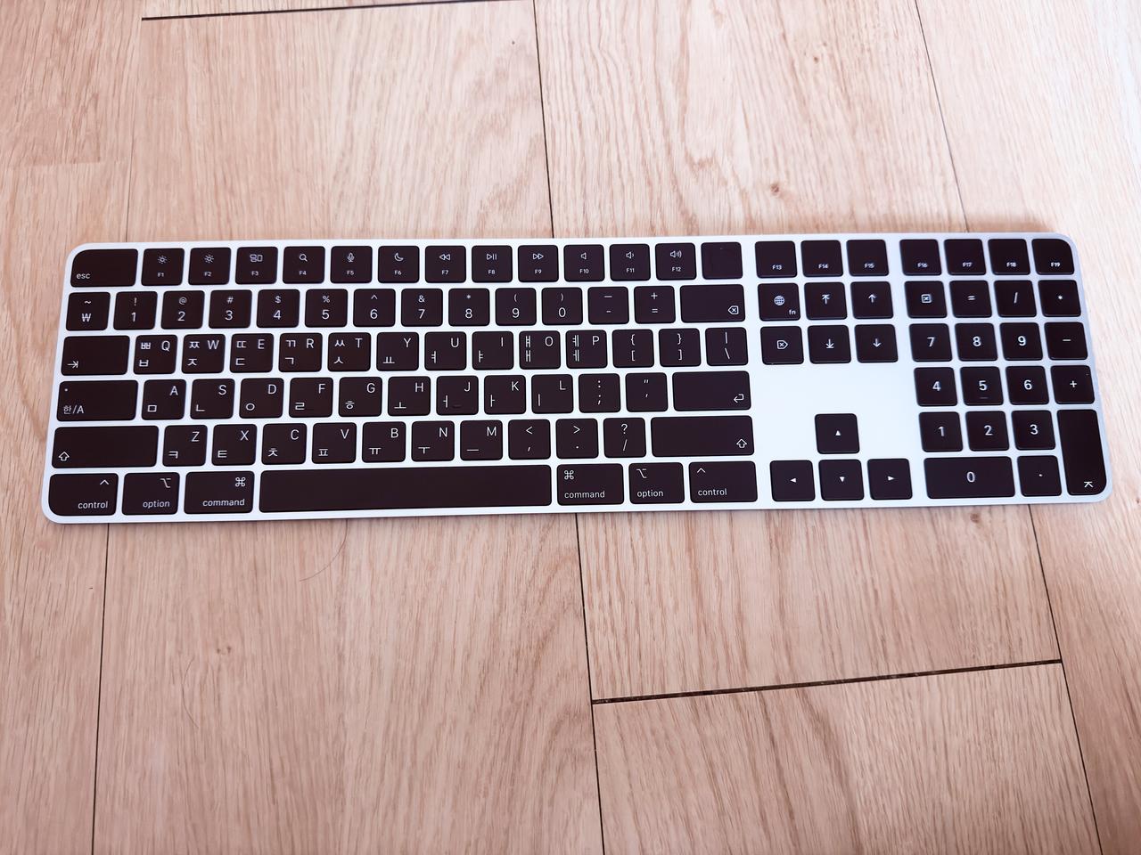 [중고] 매직키보드 (터치아이디) 판매합니다.