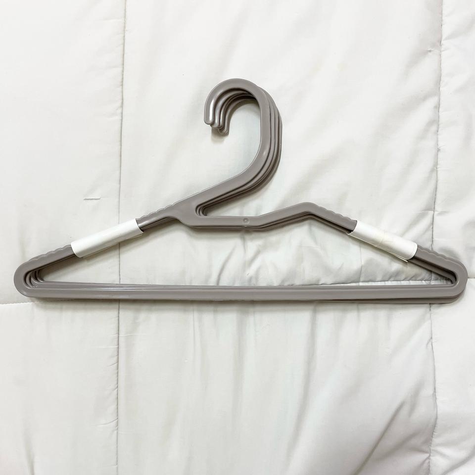 회색 플라스틱 행어 옷걸이 6개