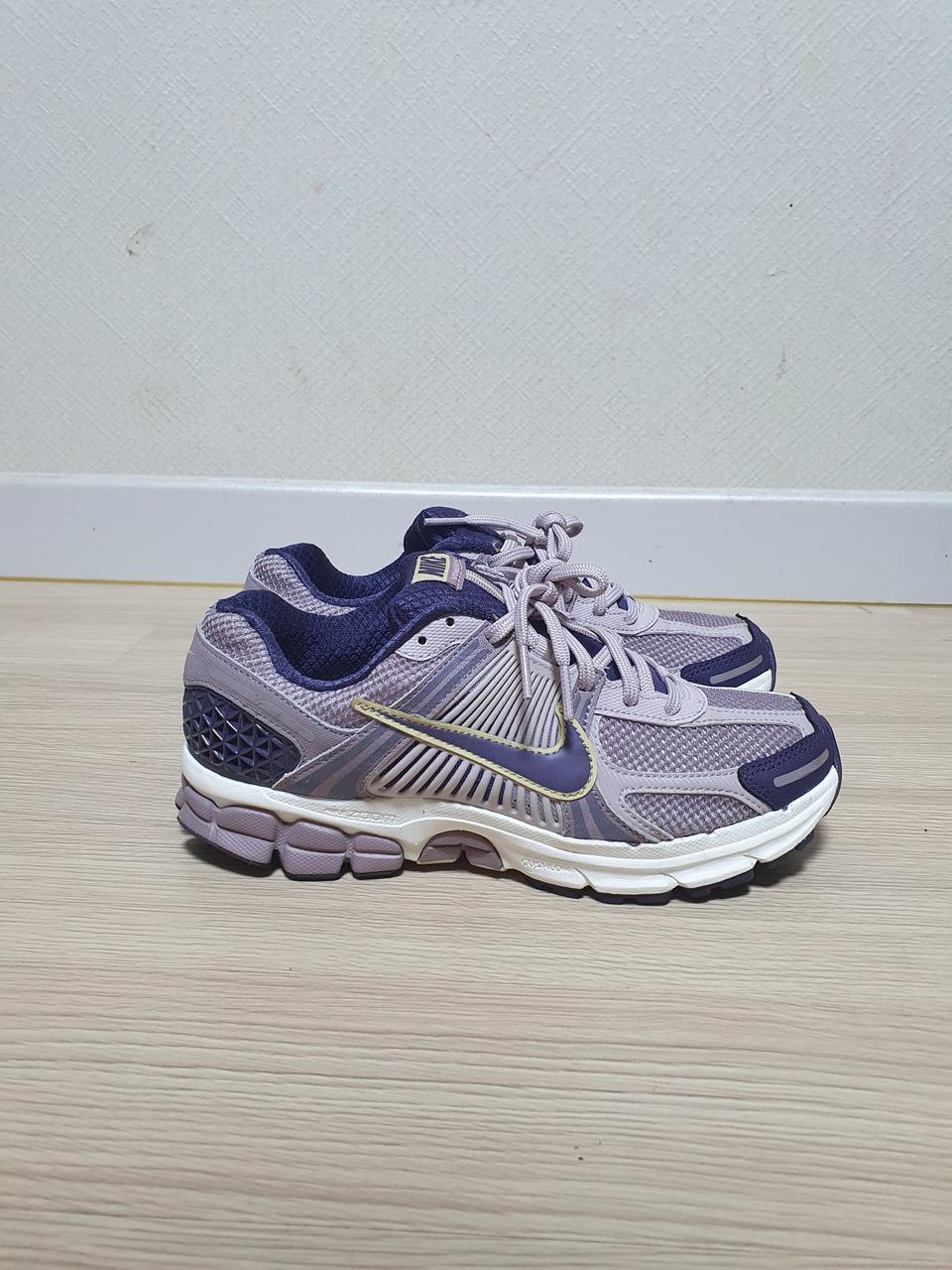 나이키 줌 보메로5 운동화 245