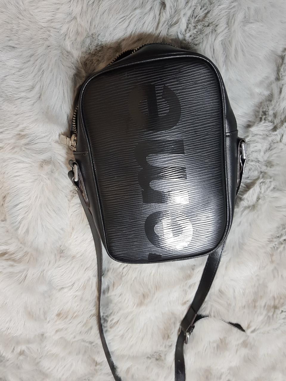 슈프림 루이비통 크로스백.