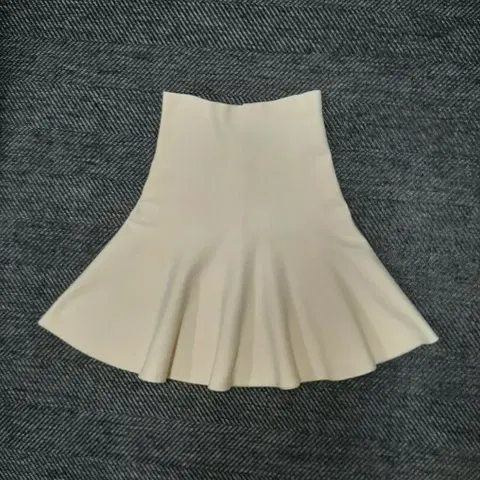 잇미샤 모33% 니트 아이보리 플레어 스커트