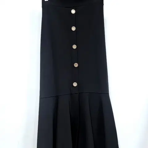 오프리미츠 블랙 단추 플레어 스커트