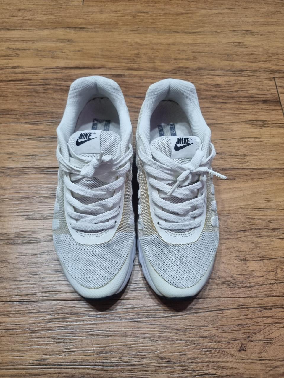 나이키 화이트 운동화 메쉬 런닝화 255 남여공용