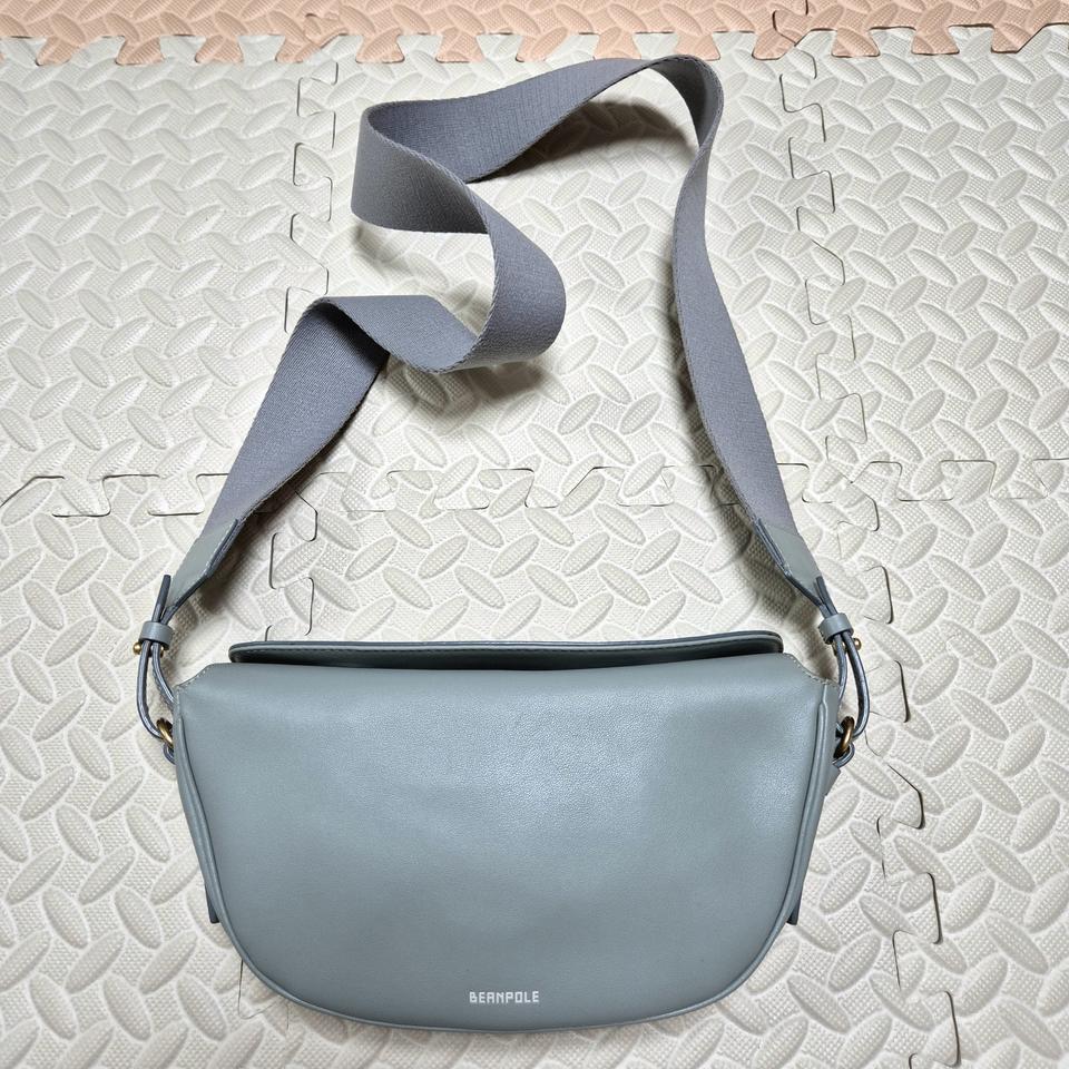 빈폴 가죽 반달 크로스백