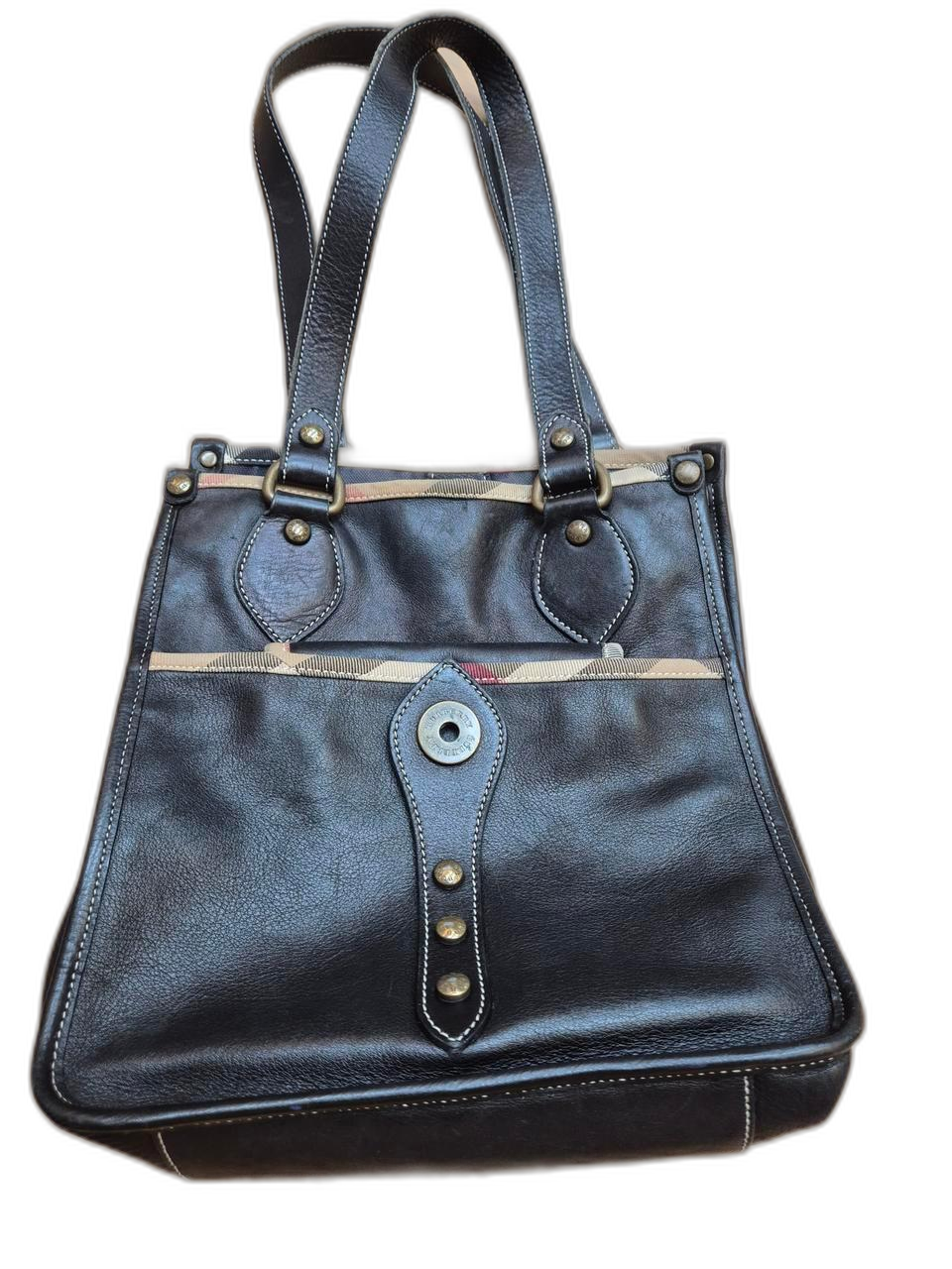 상태 좋은 버버리 가죽 토트백입니다. 버버리 특유의 체크 패턴이 포인트로