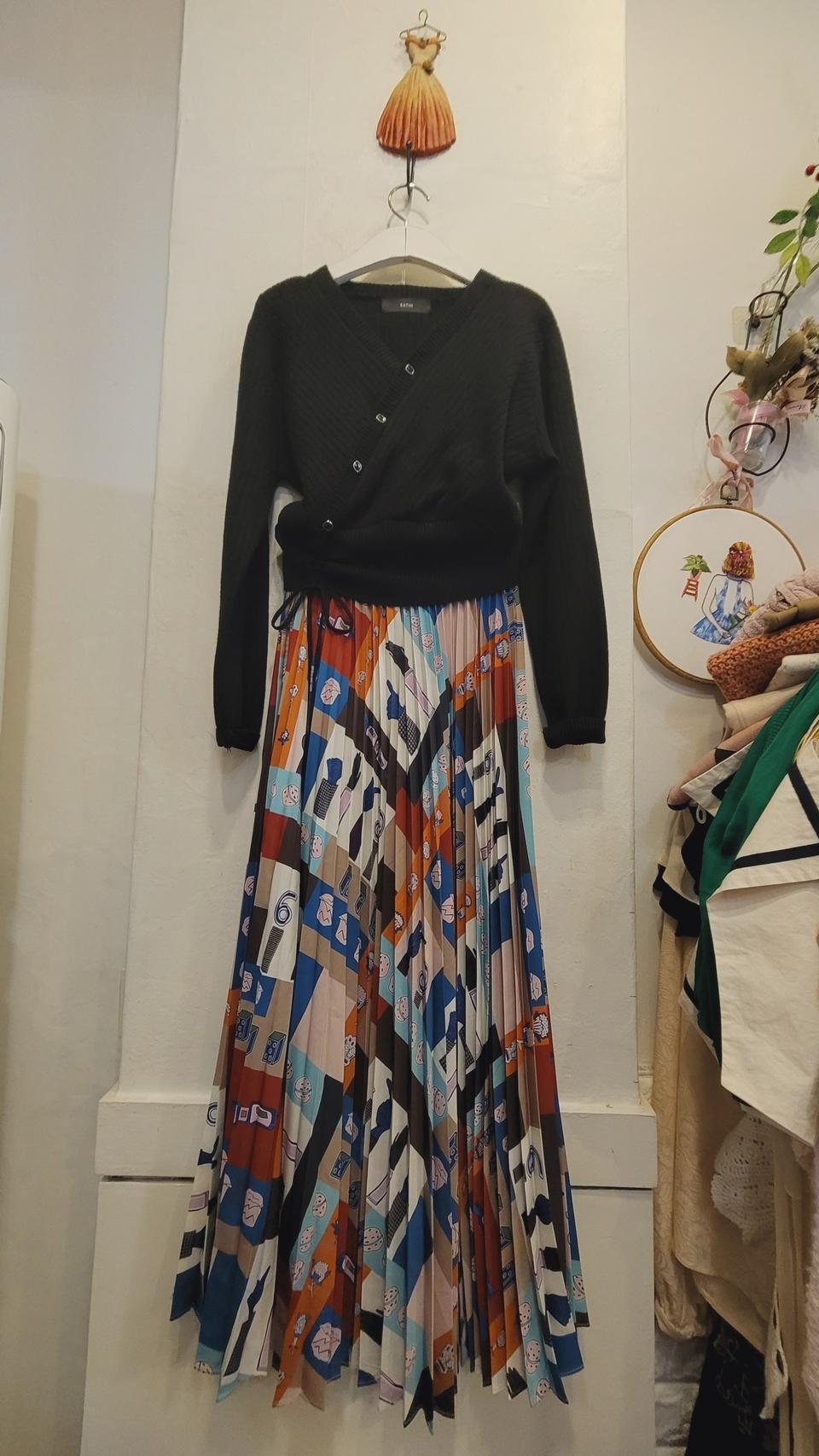 샤틴 사이드 셔링 브이넥 니트. opencage 플리츠 스커트