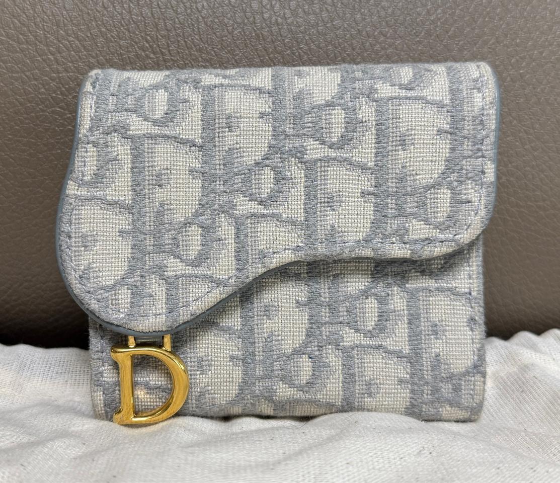 디올 오블리크 로투스 새들 반지갑 그레이