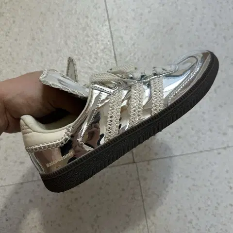 아디다스 x 웨일스 보너 삼바 실버 메탈릭 245