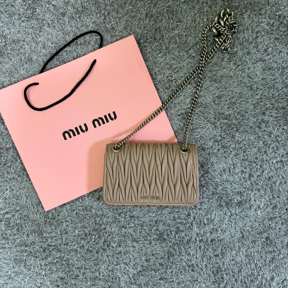 미우미우 마트라쎄 체인 숄더백