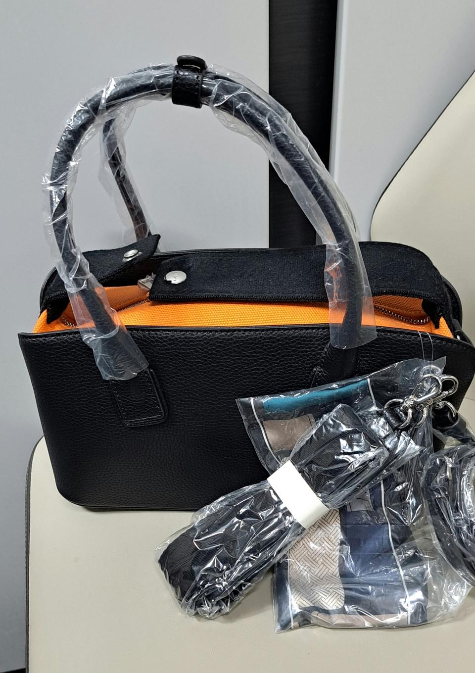 "마리타후리나이넨" 소가죽 토트백 (블랙)