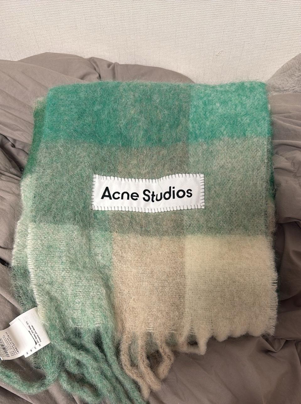 아크네스튜디오 머플러 미착용제품