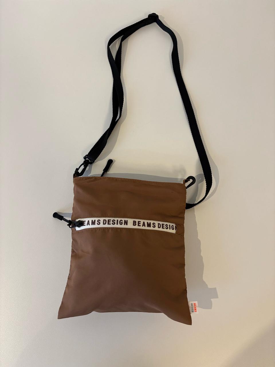 빔즈 디자인 크로스백 브라운