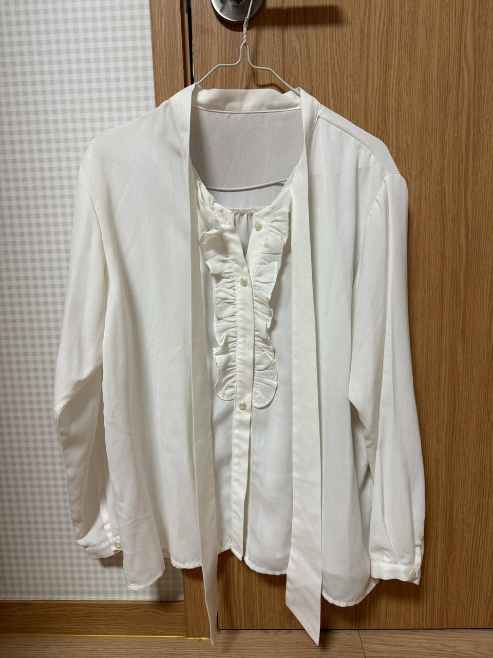 화이트 쉬폰 블라우스