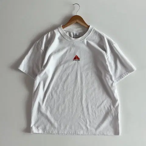 Nike ACG 화이트 반팔 티셔츠