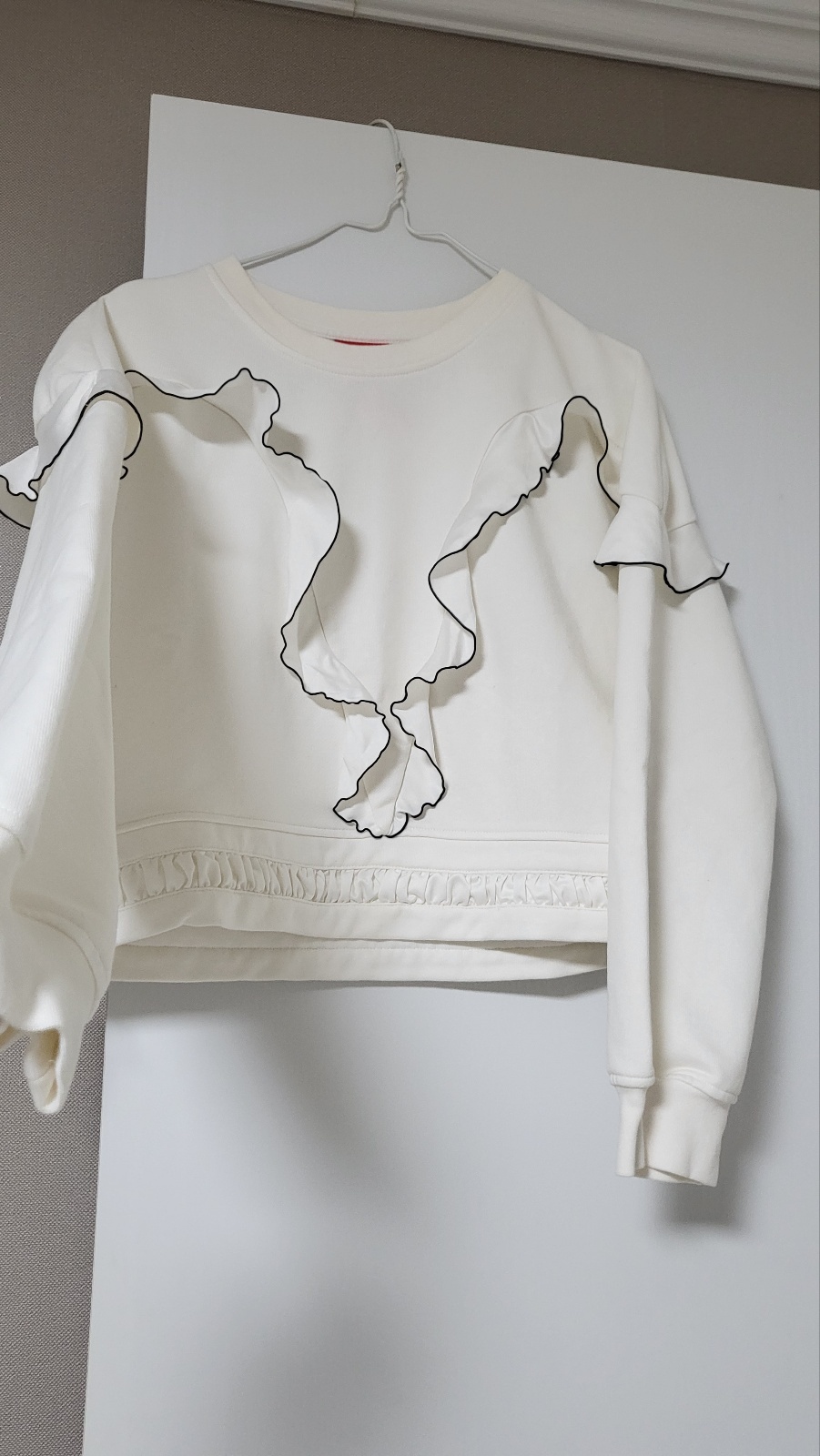 럭키슈에뜨 프릴 맨투맨