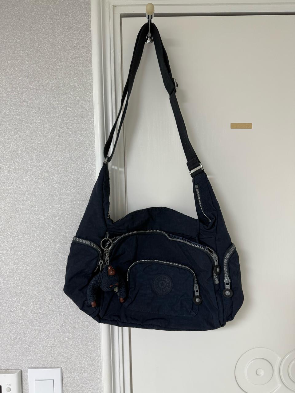 키플링 네이비 크로스백 팔아요